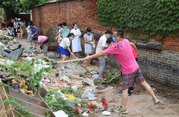 党员义工清理路面垃圾