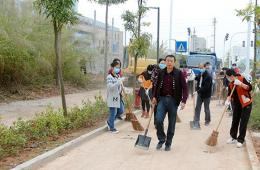 志愿者清扫街道